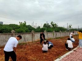 經(jīng)管學(xué)院組織開展植樹種花勞動教育活動  